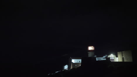 Cape-St.-Vincent-Leuchtturm-Mit-Rotierender-Linse-Bei-Nacht-Portugal